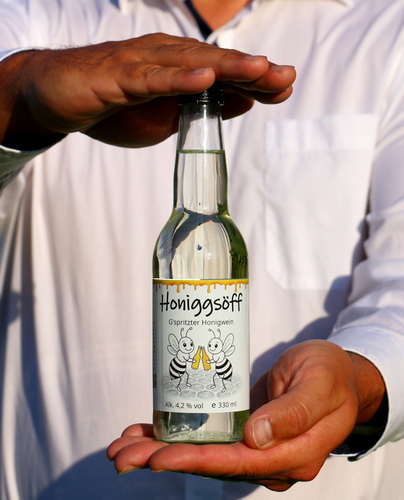 Gespritzter Honigwein – eine harmonische Verbindung aus kostbarem Lindenhonig-Met und Kohlensäure – eine erfrischende Alternative mit einer sanften, süßen Note